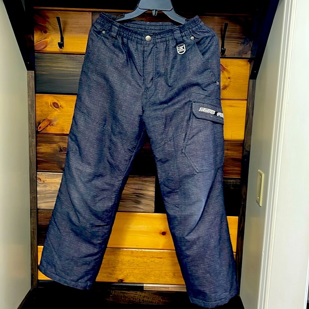 Young men's snow/ski pants. Fully lined. Worn once/Like new. Size L 14/16.